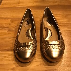 NIB SoftWalk Gold Naperville Flat Shoes Size 5.5